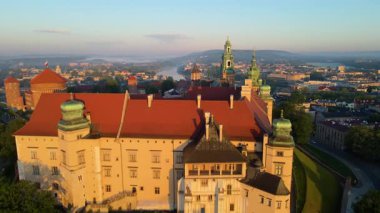 Wawel Kalesi mimari kompleksi soldaki Vistula Krakow Polonya insansız hava aracı manzaralı şehir