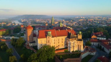 Wawel Kalesi mimari kompleksi soldaki Vistula Krakow Polonya insansız hava aracı manzaralı şehir