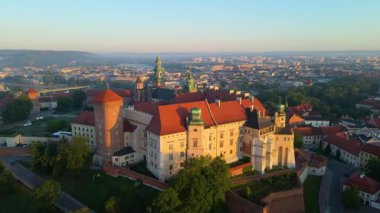 Wawel Kalesi mimari kompleksi soldaki Vistula Krakow Polonya insansız hava aracı manzaralı şehir