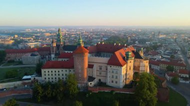 Wawel Kalesi mimari kompleksi soldaki Vistula Krakow Polonya insansız hava aracı manzaralı şehir