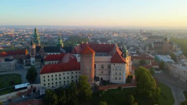 Wawel Kalesi mimari kompleksi soldaki Vistula Krakow Polonya insansız hava aracı manzaralı şehir