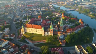 Wawel Kalesi mimari kompleksi soldaki Vistula Krakow Polonya insansız hava aracı manzaralı şehir