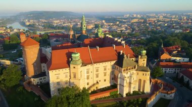 Wawel Kalesi mimari kompleksi soldaki Vistula Krakow Polonya insansız hava aracı manzaralı şehir