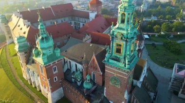 Wawel Kalesi mimari kompleksi soldaki Vistula Krakow Polonya insansız hava aracı manzaralı şehir