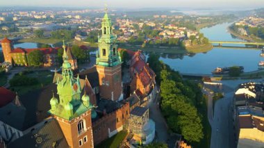 Wawel Kalesi mimari kompleksi soldaki Vistula Krakow Polonya insansız hava aracı manzaralı şehir