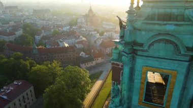Wawel Kalesi mimari kompleksi soldaki Vistula Krakow Polonya insansız hava aracı manzaralı şehir