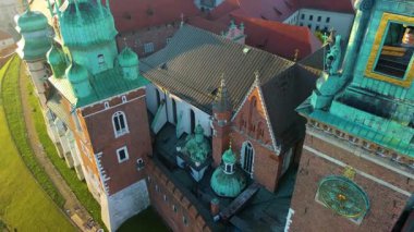 Wawel Kalesi mimari kompleksi soldaki Vistula Krakow Polonya insansız hava aracı manzaralı şehir