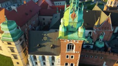 Wawel Kalesi mimari kompleksi soldaki Vistula Krakow Polonya insansız hava aracı manzaralı şehir