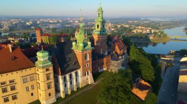Wawel Kalesi mimari kompleksi soldaki Vistula Krakow Polonya insansız hava aracı manzaralı şehir