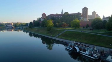 Wawel Kalesi mimari kompleksi soldaki Vistula Krakow Polonya insansız hava aracı manzaralı şehir
