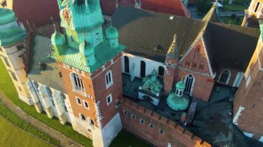 Wawel Kalesi mimari kompleksi soldaki Vistula Krakow Polonya insansız hava aracı manzaralı şehir