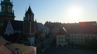 Wawel Kalesi mimari kompleksi soldaki Vistula Krakow Polonya insansız hava aracı manzaralı şehir