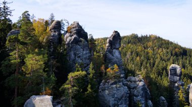 Adrspach kayaları İHA manzarasından Çek Cumhuriyeti 'nin Adrspach bölgesini gösteriyor