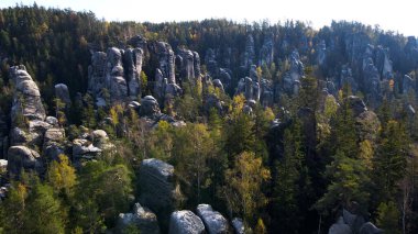 Adrspach kayaları İHA manzarasından Çek Cumhuriyeti 'nin Adrspach bölgesini gösteriyor