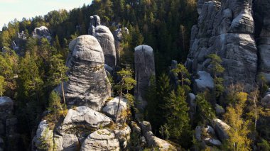 Adrspach kayaları İHA manzarasından Çek Cumhuriyeti 'nin Adrspach bölgesini gösteriyor