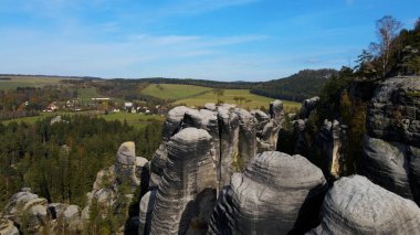 Adrspach kayaları İHA manzarasından Çek Cumhuriyeti 'nin Adrspach bölgesini gösteriyor