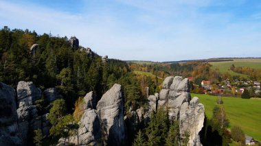 Adrspach kayaları İHA manzarasından Çek Cumhuriyeti 'nin Adrspach bölgesini gösteriyor