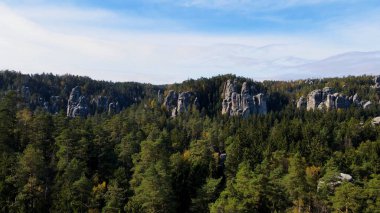 Adrspach kayaları İHA manzarasından Çek Cumhuriyeti 'nin Adrspach bölgesini gösteriyor