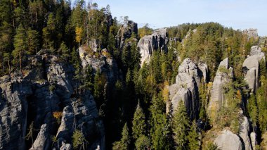 Adrspach kayaları İHA manzarasından Çek Cumhuriyeti 'nin Adrspach bölgesini gösteriyor