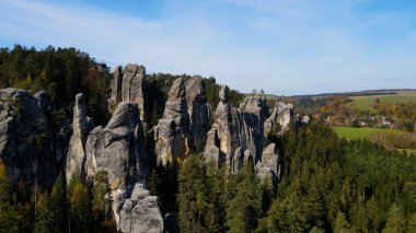 Adrspach kayaları İHA manzarasından Çek Cumhuriyeti 'nin Adrspach bölgesini gösteriyor