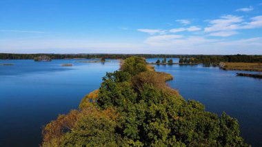 Gölün üzerinden su manzaralı ağaçlar
