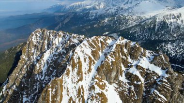 Zakopane Polonya 'dan karlı dağ zirvesi, buzul manzaralı.