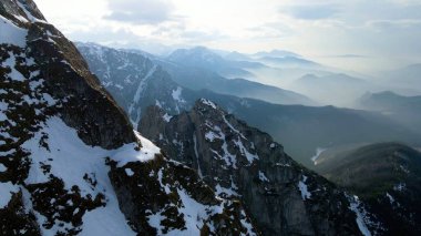 Zakopane Polonya 'dan karlı dağ zirvesi, buzul manzaralı.