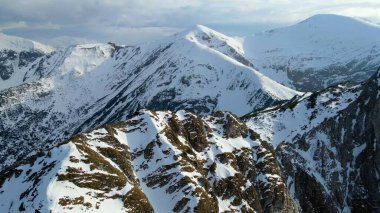 Zakopane Polonya 'dan karlı dağ zirvesi, buzul manzaralı.