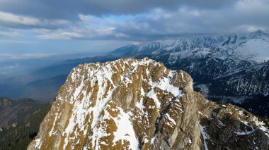 Zakopane Polonya 'dan karlı dağ zirvesi, buzul manzaralı.