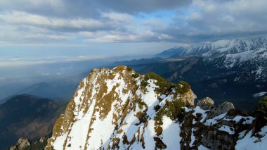 Zakopane Polonya 'dan karlı dağ zirvesi, buzul manzaralı.