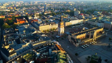 Avrupa kenti turizmine insansız hava aracı bakışı eski Krakow Polonya
