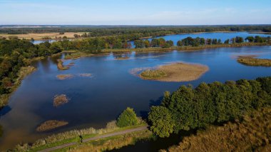 Göl sonbahar manzarası yukarıdan