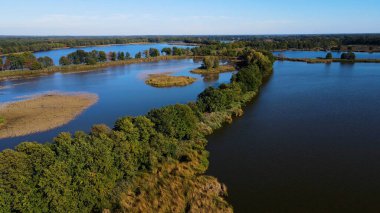 Göl sonbahar manzarası yukarıdan