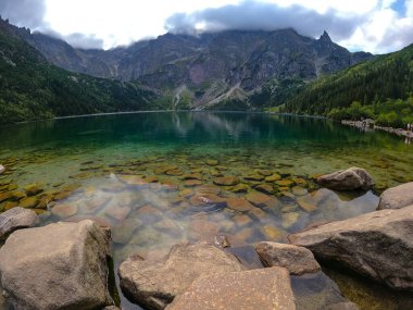 Dağ gölü zirvesi Morskie Oko Zakopane Polonya manzarası