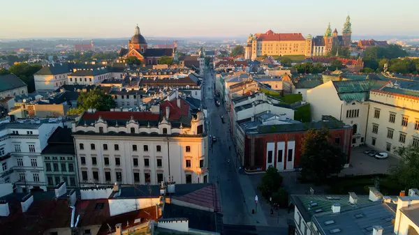 Avrupa kenti turizmine insansız hava aracı bakışı eski Krakow Polonya