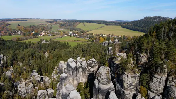 Adrspach kayaları İHA manzarasından Çek Cumhuriyeti 'nin Adrspach bölgesini gösteriyor