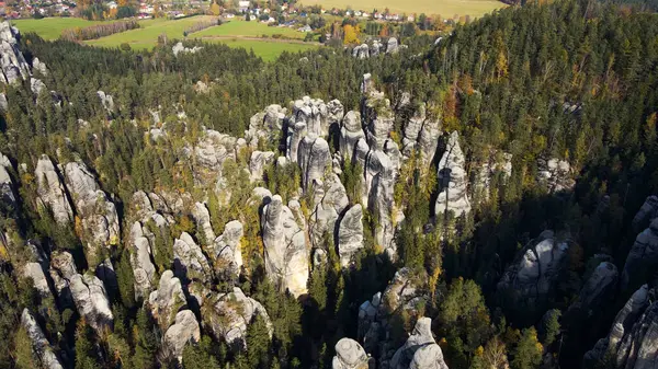 Adrspach kayaları İHA manzarasından Çek Cumhuriyeti 'nin Adrspach bölgesini gösteriyor