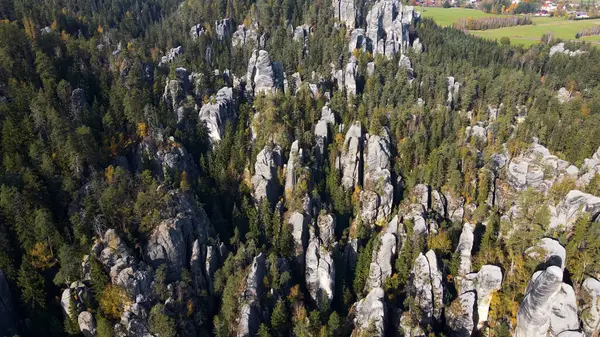 Adrspach kayaları İHA manzarasından Çek Cumhuriyeti 'nin Adrspach bölgesini gösteriyor