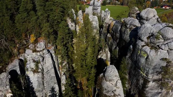 Adrspach kayaları İHA manzarasından Çek Cumhuriyeti 'nin Adrspach bölgesini gösteriyor