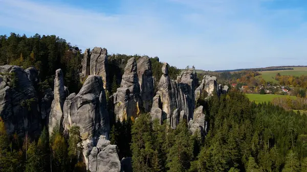 Adrspach kayaları İHA manzarasından Çek Cumhuriyeti 'nin Adrspach bölgesini gösteriyor