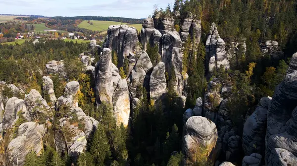 Adrspach kayaları İHA manzarasından Çek Cumhuriyeti 'nin Adrspach bölgesini gösteriyor