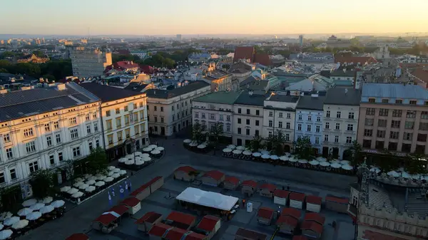 Avrupa kenti turizmine insansız hava aracı bakışı eski Krakow Polonya