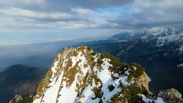 Dağın tepesinden kayalık görünüm