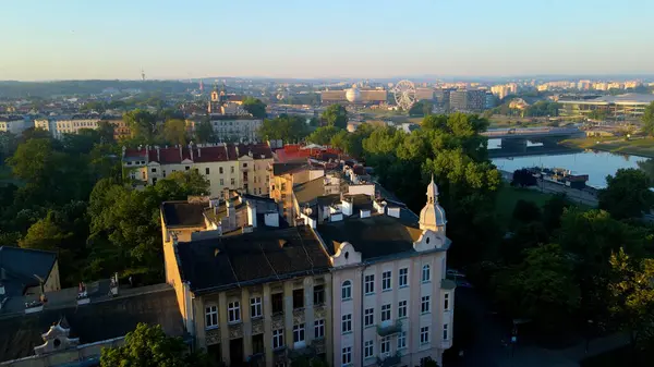 Avrupa kenti turizmine insansız hava aracı bakışı eski Krakow Polonya