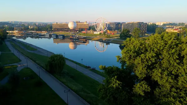 Avrupa kenti turizmine insansız hava aracı bakışı eski Krakow Polonya