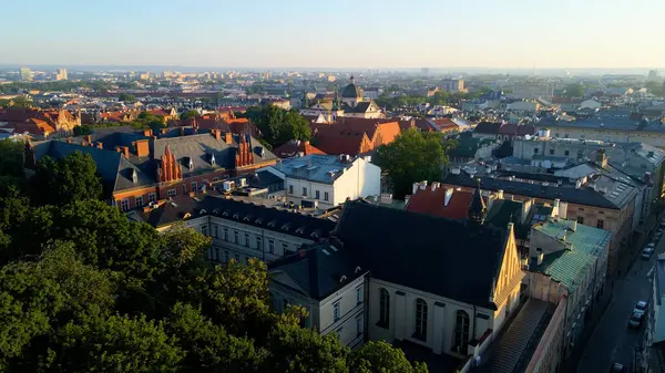 Avrupa kenti turizmine insansız hava aracı bakışı eski Krakow Polonya