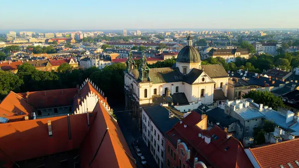 Avrupa kenti turizmine insansız hava aracı bakışı eski Krakow Polonya