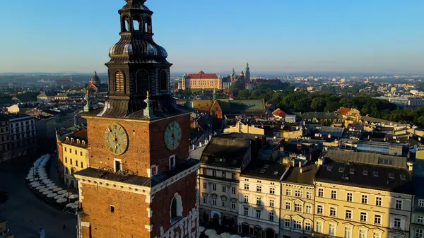 Avrupa kenti turizmine insansız hava aracı bakışı eski Krakow Polonya