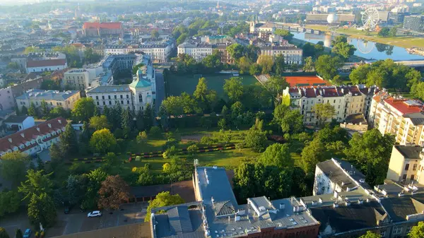 Avrupa kenti turizmine insansız hava aracı bakışı eski Krakow Polonya
