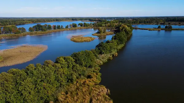 Göl sonbahar manzarası yukarıdan